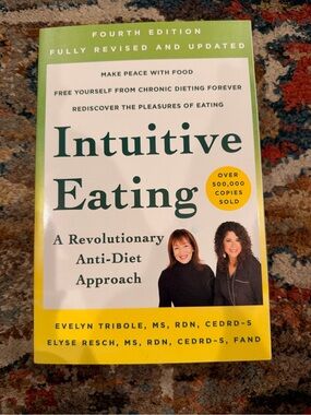 Intuitive Eating by Evelyn Tribole & Elyse Resch — Green/Cream Cover